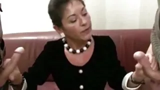 ઉપલબ્ધ વ્યક્તિ પાસે બે નગ્ન સ્લટ્સ છે free porn pics જે બિલાડીમાં ચુંબન કરે છે